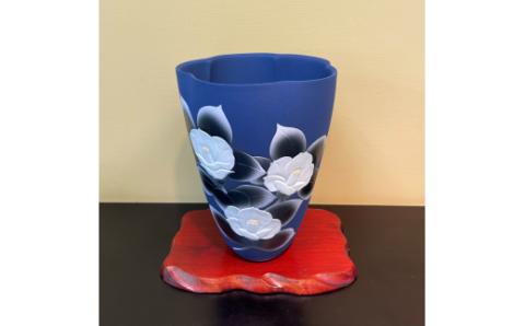 【伊万里焼】藍吹染白椿彫花器 027-H823