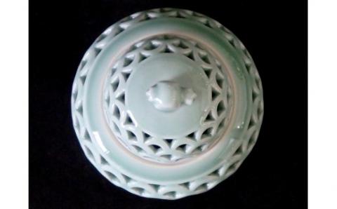 【伊万里焼】青磁蕪型青海波透かし彫り香炉【市川冬山窯】 037-H1226