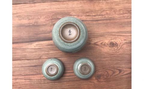 【伊万里焼】染付桜文 貫入造り半酒器 056-H683