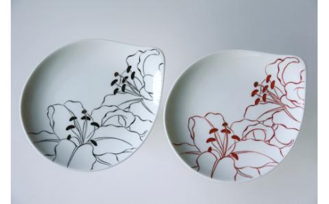 【伊万里焼】線描きカサブランカ・バラ変形皿（色・柄選択、どちらか1枚をお届け） 135-H739