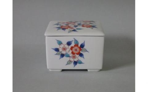 【伊万里焼】市川冬山窯「色鍋島桜文角蓋物」 037-H1232