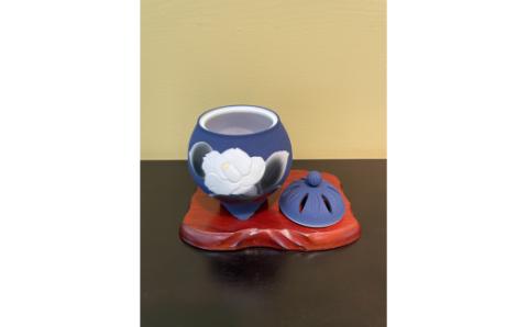 【伊万里焼】藍吹染白椿彫香炉 027-H821