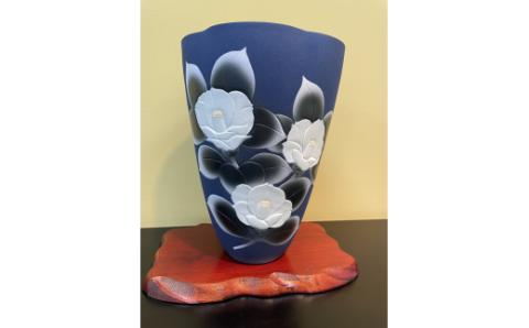 【伊万里焼】藍吹染白椿彫花器 027-H823