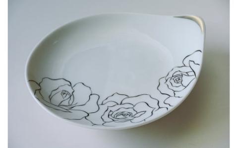 【伊万里焼】線描きカサブランカ・バラ変形皿（色・柄選択、どちらか1枚をお届け） 135-H739