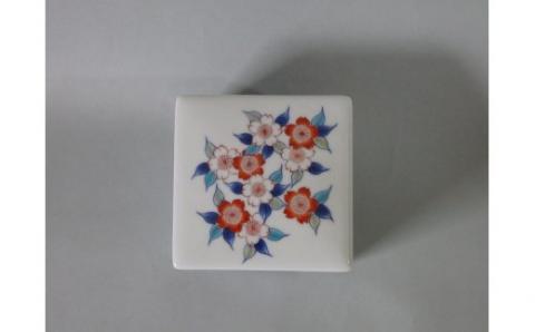 【伊万里焼】市川冬山窯「色鍋島桜文角蓋物」 037-H1232