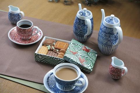 伊万里陶苑 遊鯉紋陶箱・中 070-H971