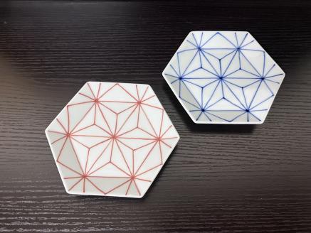 伊万里焼 麻の葉亀甲小皿（青・赤）セット 165-H1075