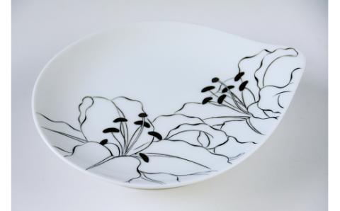 【伊万里焼】線描きカサブランカ・バラ変形皿（色・柄選択、どちらか1枚をお届け） 135-H739