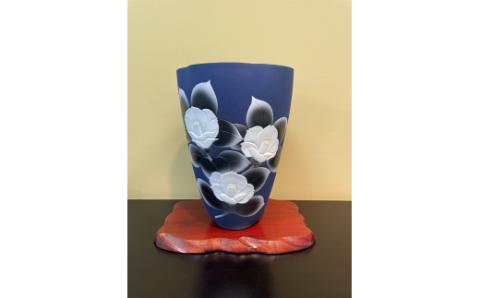 【伊万里焼】藍吹染白椿彫花器 027-H823