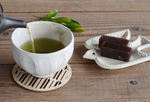 【毎月お届け3回】毎月変わる神埼の麺とお茶3本【定期便 銘茶 嬉野茶 知覧茶 コク香り お徳用 乾麺 生めん 定期便】(H047110)