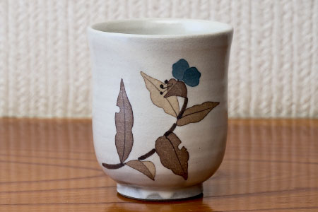 和紙染草花文湯呑(大) 【日の隈窯 和紙染 和紙 佐賀 陶器 粉引き 鉄絵 窯元 陶芸作家】(H025152)