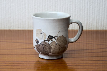 和紙染草花文マグカップ(小) 【日の隈窯 和紙染 和紙 佐賀 陶器 粉引き 鉄絵 窯元 陶芸 コーヒーカップ】(H025148)