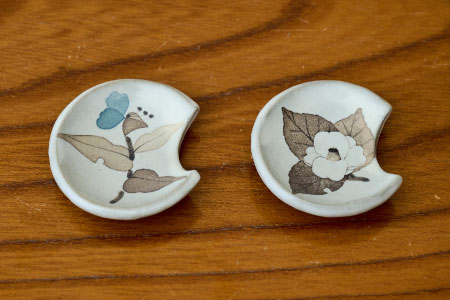 和紙染草花文箸置ペア 【日の隈窯 和紙染 佐賀 陶器 粉引き 鉄絵 窯元 陶芸作家】(H025145)