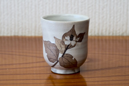 和紙染草花文湯呑(小) 【日の隈窯 和紙染 和紙 佐賀 陶器 粉引き 鉄絵 草花 窯元 陶芸】(H025147)