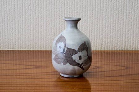 和紙染草花文徳利 【日の隈窯 和紙染 和紙 佐賀 陶器 粉引き 鉄絵 窯元 陶芸作家】(H025123)