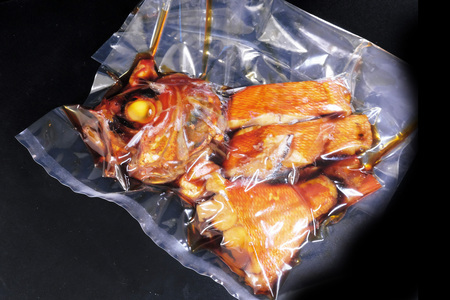 丸ごと1尾！老舗の「魚屋さんの金目鯛煮つけ」(冷凍)【鯛 金目鯛 キンメダイ 煮付け おかず 惣菜 お手軽 簡単調理 便利 切り身 真空 真空冷凍 江口鮮魚】(H032109)