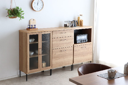 【東馬家具】TMフォカス ガラス扉+オープン引出+60チェスト+180天板SN+脚3セット【収納棚 シャビー調 木目 おしゃれ 飾り棚 完成品 脚・取っ手のみ取付】(H060628)