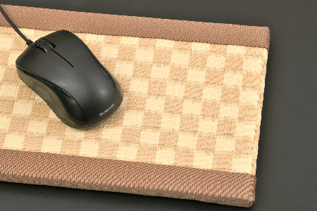 ミニたたみ 市松 ベージュ【和紙表 撥水加工 変色しづらい 職人 本格派 やすらぎ 国産 手作り 卓上 おしゃれ マウスパッド 小物】(H075114)