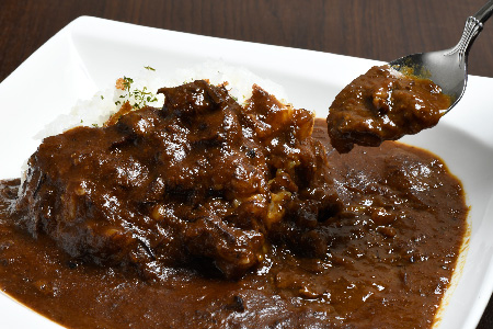 【熟成3日】こだわりブイヨンの特製ビーフカレー 200g×5パック 【レトルト 完熟トマト 芳醇 濃厚 冷凍 簡単】(H077102)