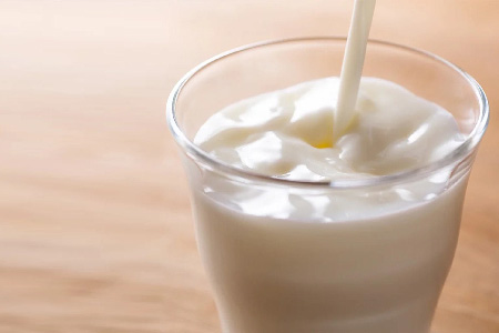 『ミルン牧場のクリームライン牛乳』800ml×2本【乳製品 ミルン牧場 人気 ノンホモ 低温長時間殺菌 牛乳】(H102126)