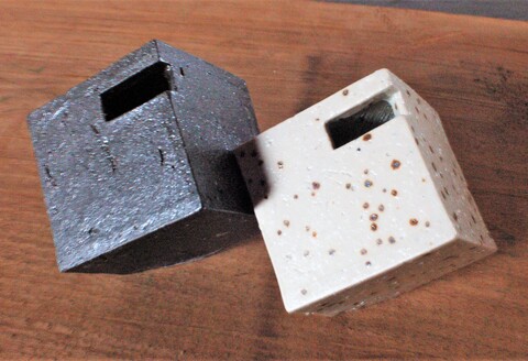 花器 キューブ(小) 白・黒セット 【一輪挿し 手作り 陶器 オブジェ インテリア 癒し 贈り物】(H038112)