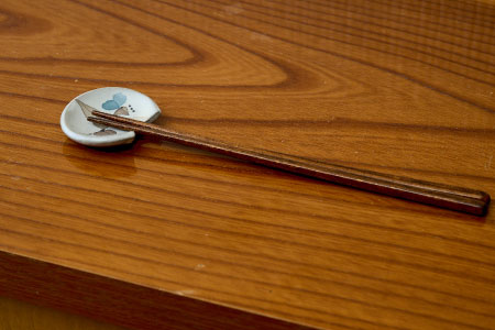 和紙染草花文箸置ペア 【日の隈窯 和紙染 佐賀 陶器 粉引き 鉄絵 窯元 陶芸作家】(H025145)