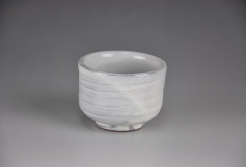 和紙染草花文ぐい呑 【日の隈窯 和紙染 神埼市 和紙 佐賀 陶器 粉引き 鉄絵 草花 窯元 陶芸作家】(H025107)