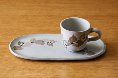 和紙染草花文楕円皿・デミカップセット【日の隈窯 和紙染 和紙 佐賀 陶器 窯元 陶芸作家 コーヒーカップ ソーサー】(H025131)