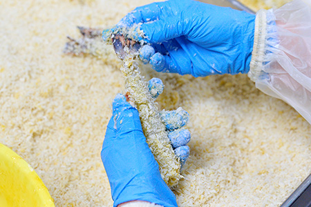 【2カ月定期便】創業45年「魚屋さんの手づくりエビフライ」20尾(800～1000g)【海老フライ 夕食 おかず プリプリ 簡単 時短料理 揚げるだけ ふるさと納税】(H032131)