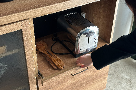 【東馬家具】TMフォカス ガラス扉+オープン引出+60チェスト+180天板SN+脚3セット【収納棚 シャビー調 木目 おしゃれ 飾り棚 完成品 脚・取っ手のみ取付】(H060628)