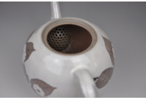 和紙染草花文ポット 【日の隈窯 和紙染 和紙 佐賀 陶器 粉引き 鉄絵 草花 窯元 陶芸作家 急須】(H025114)