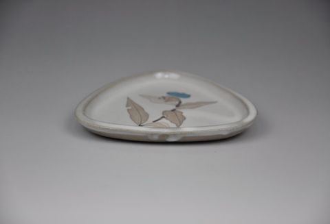 和紙染草花文三角皿 【日の隈窯 和紙染 和紙 佐賀 陶器 粉引き 鉄絵 草花 窯元 陶芸作家 皿】(H025150)