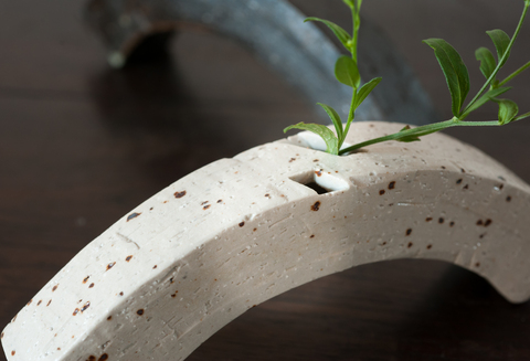 花器 アーチ 白 【一輪挿し 手作り 陶器 オブジェ インテリア 癒し 贈り物】(H038126)