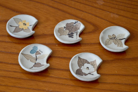 和紙染草花文箸置ペア 【日の隈窯 和紙染 佐賀 陶器 粉引き 鉄絵 窯元 陶芸作家】(H025145)