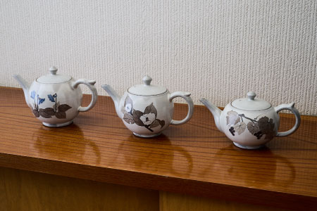 和紙染草花文ポット 【日の隈窯 和紙染 和紙 佐賀 陶器 粉引き 鉄絵 草花 窯元 陶芸作家 急須】(H025114)