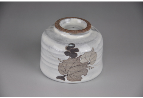 和紙染草花文ぐい呑 【日の隈窯 和紙染 神埼市 和紙 佐賀 陶器 粉引き 鉄絵 草花 窯元 陶芸作家】(H025107)