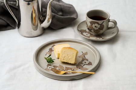 和紙染草花文丸皿 【日の隈窯 和紙染 神埼市 和紙 佐賀 陶器 粉引き 鉄絵 草花 窯元 陶芸作家】(H025125)