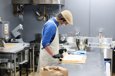 【プレミアム米粉ロールケーキ 8本セット】天使のホワイトロール & 焦がしキャラメルロール & 赤の煌きラズベリーロール & 嬉野新緑ロール & 焙煎ほうじ茶ロール & パッションフルーツロール & クラシックショコラロール & 贅沢いちごロール【グルテンフリー 小麦粉不使用 保存料不使用 贈り物 お歳暮 お中元 お祝 スイーツ デザート ギフト】(H053307)