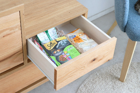 【東馬家具】TRM017 Hop Stepチェスト【天然木 ナチュラルデザイン 収納アイテム 猫 キュート 完成品 脚のみ取付】(H060614)