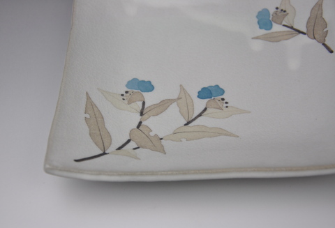 和紙染草花文四角皿 【日の隈窯 和紙染 神埼市 和紙 佐賀 陶器 粉引き 鉄絵 草花 窯元 陶芸作家】(H025108)