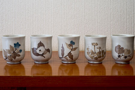 和紙染草花文湯呑(大) 【日の隈窯 和紙染 和紙 佐賀 陶器 粉引き 鉄絵 窯元 陶芸作家】(H025152)