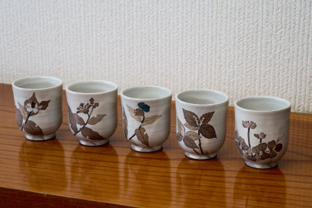 和紙染草花文湯呑(小) 【日の隈窯 和紙染 和紙 佐賀 陶器 粉引き 鉄絵 草花 窯元 陶芸】(H025147)