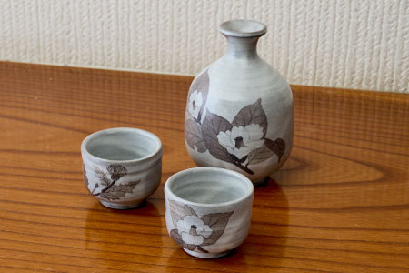 和紙染草花文ぐい呑 【日の隈窯 和紙染 神埼市 和紙 佐賀 陶器 粉引き 鉄絵 草花 窯元 陶芸作家】(H025107)