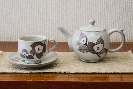 和紙染草花文ポット 【日の隈窯 和紙染 和紙 佐賀 陶器 粉引き 鉄絵 草花 窯元 陶芸作家 急須】(H025114)