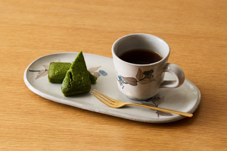 和紙染草花文楕円皿・デミカップセット【日の隈窯 和紙染 和紙 佐賀 陶器 窯元 陶芸作家 コーヒーカップ ソーサー】(H025131)