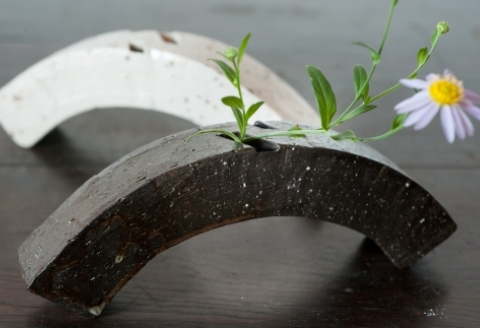 花器 アーチ 白・黒セット 【一輪挿し 手作り 陶器 オブジェ インテリア 癒し 贈り物】(H038115)