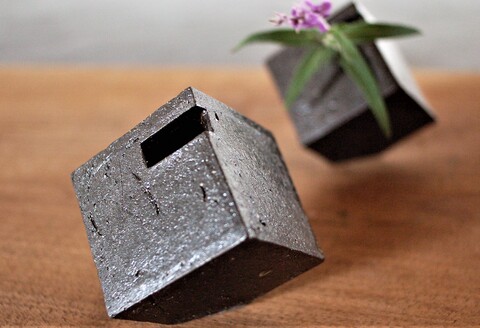 花器 キューブ(小) 黒 【一輪挿し 手作り 陶器 オブジェ インテリア 癒し 贈り物】(H038125)