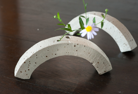 花器 アーチ 白 【一輪挿し 手作り 陶器 オブジェ インテリア 癒し 贈り物】(H038126)