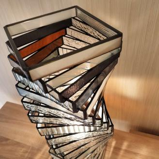 ステンドグラスのランプ(モノトーンシリーズ・Spiralスパイラル)【ステンドグラス ルームランプ 手作り シンプル スタイリシュ 癒し やさしい灯り 日本製 透け感】K003097