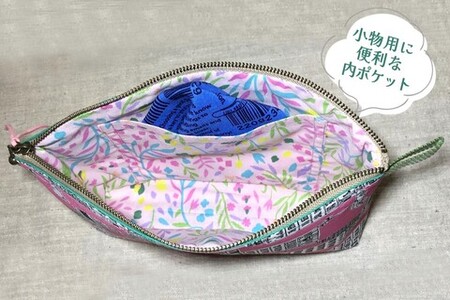 手作りポーチG【小物入れ 化粧ポーチ トラベルポーチ ハンドメイド 可愛い プレゼント 内ポケット付き マチあり ピンク 街並み 人生の楽園】K023057